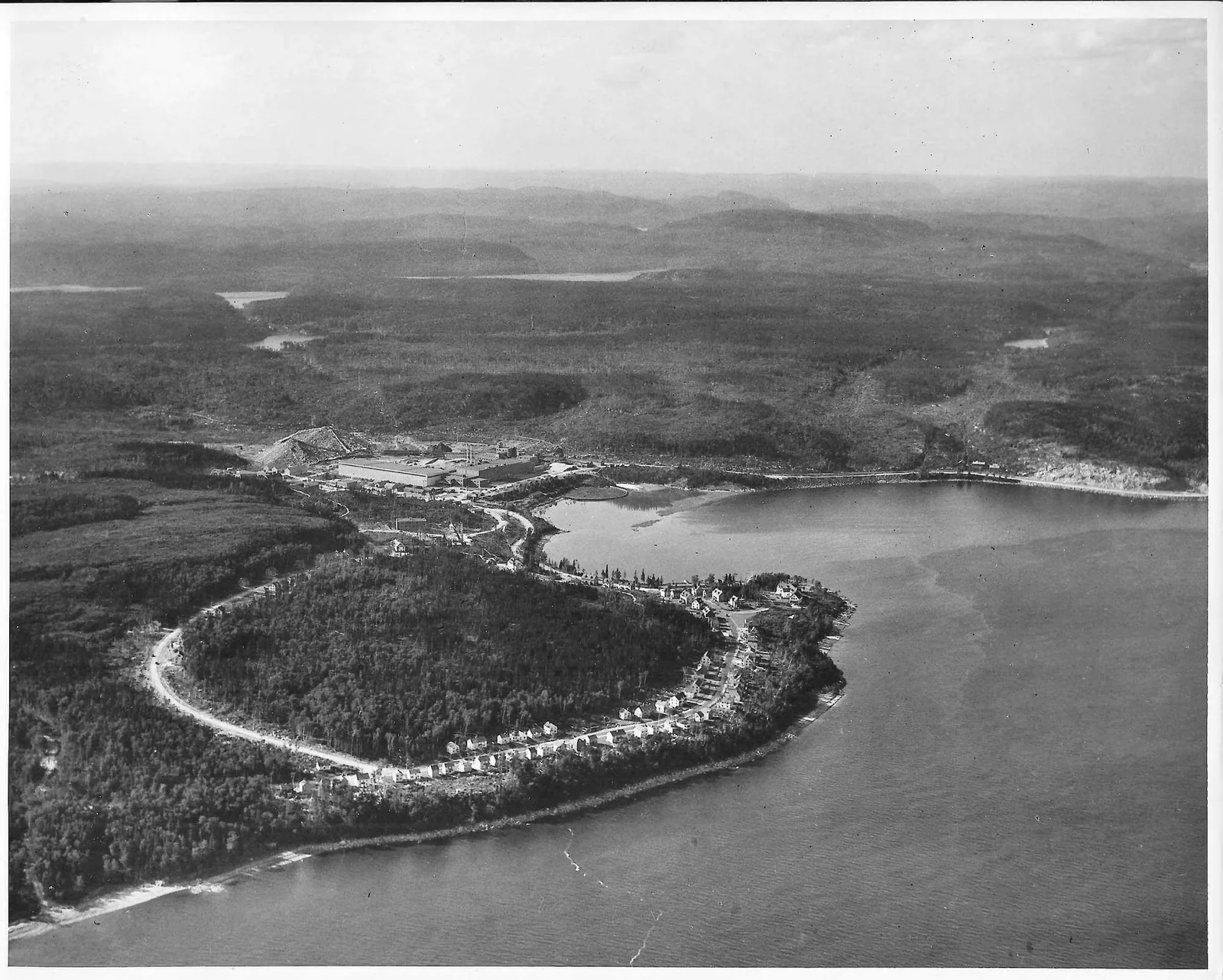 Vue aérienne de Baie-Comeau en 1939, photographie 8