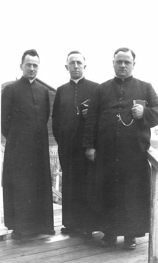 Denis Doucet con los padres Sirois y Gallant