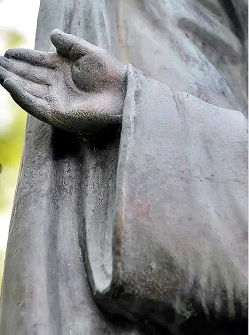 Mano abierta de la estatua, palma hacia arriba