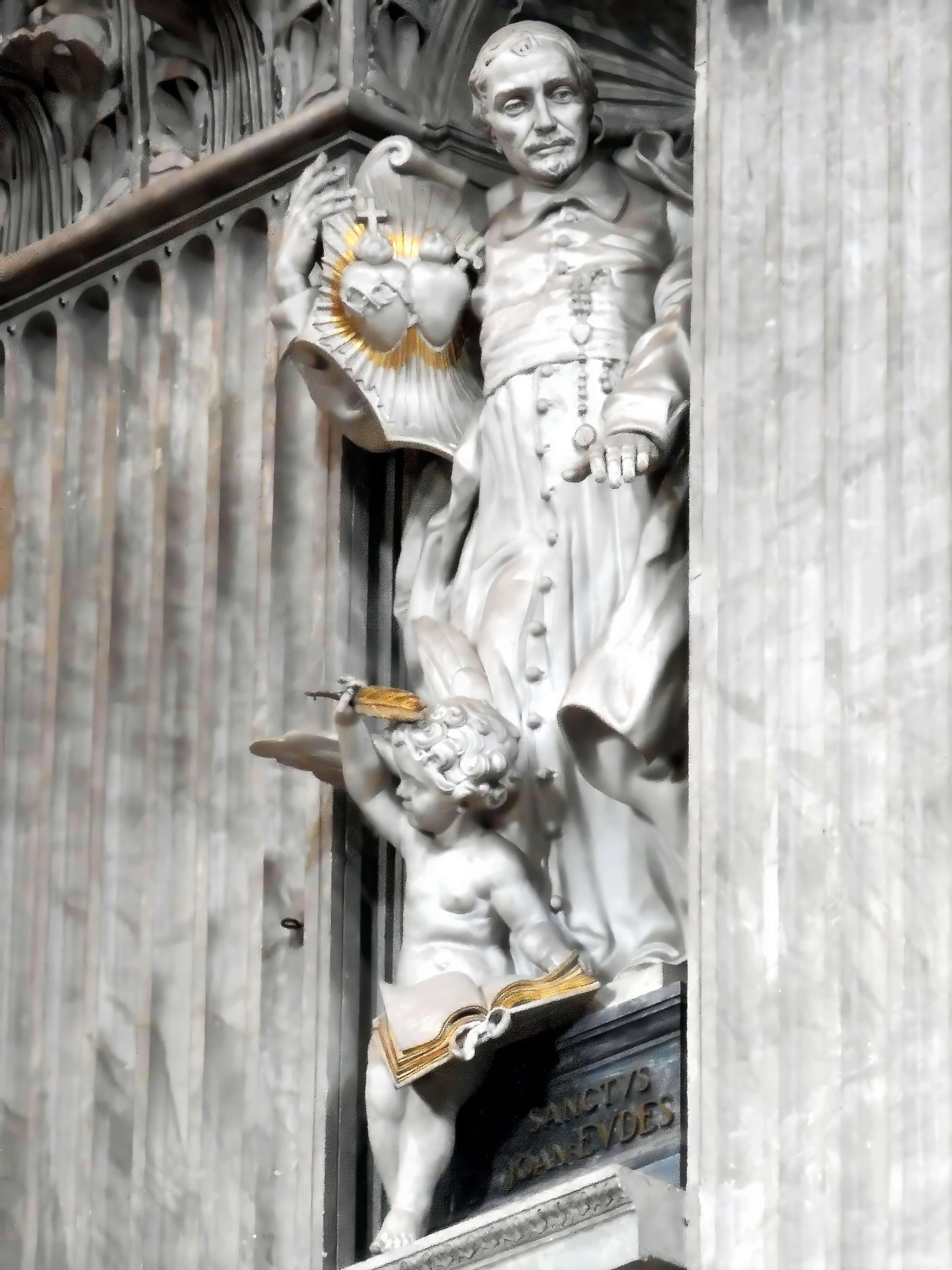 Statue de saint Jean Eudes tenant les Cœurs de Jésus et de Marie
