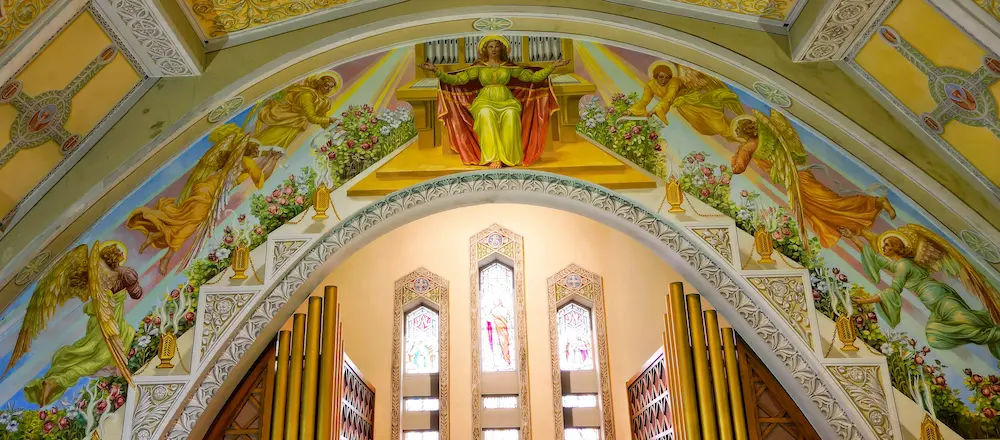 Sainte Cécile et des anges au-dessus de l’orgue de Sainte-Amélie